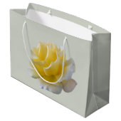 Gelbe Rosenblätter Große Geschenktüte (Rückseite Schrägansicht)