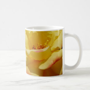 Gelbe Rosenblättern Tasse