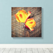 Gelbe Rosenknospe-Blume an Bord Leinwanddruck (Insitu (Holzboden))
