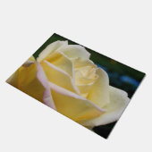 Gelbe Rosenknospe Blume Fußmatte (Schrägansicht)