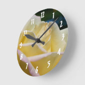 Gelbe Rosenknospe-Blume Runde Wanduhr (Winkel)