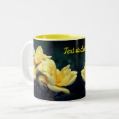 Gelbe Rosenknospe Blumen Personalisiert Zweifarbige Tasse (Vorderseite Links)