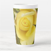 Gelbe Rosenknospe Milchtasse (Vorderseite)