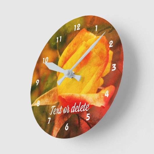 Gelbe Rosenknospe mit Abstrakten Rot-Highlights  Runde Wanduhr (Winkel)