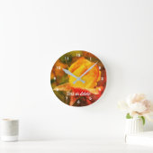 Gelbe Rosenknospe mit Abstrakten Rot-Highlights  Runde Wanduhr (Zuhause)