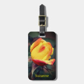 Gelbe Rosenknospe mit Personalisierten Rot-Highlig Gepäckanhänger (Vorderseite vertikal)