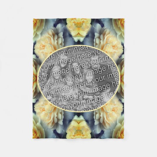 Gelbe Rosenrahmen ergänzen Ihr eigenes Foto Fleecedecke (Vorderseite)