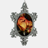 Gelbe Rote Rose Schneeflocken Zinn-Ornament (Links)