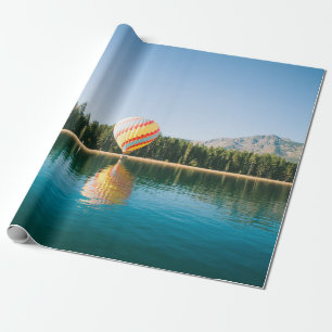 Gelbe, rote und blaue Heißluftballon in der Nähe Geschenkpapier