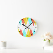 Gelbe, rote und kadettenblaue Dreiecke Runde Wanduhr (Zuhause)