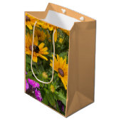 Gelbe Rudbeckia-Blume Rosa Phlox und Biene Mittlere Geschenktüte (Vorderseite Schrägansicht)