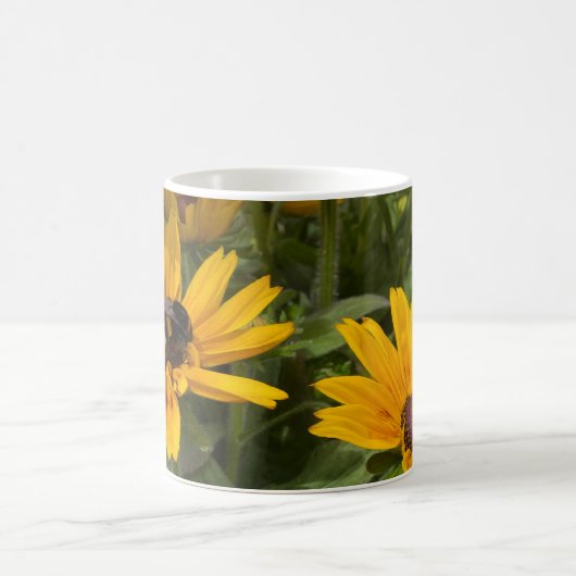 Gelbe Rudbeckia-Blume und Biene Kaffeetasse (Mittel)