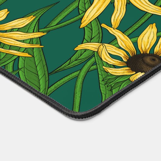 Gelbe Rudbekie auf dunkelgrün Schreibtischunterlage (Ecke)