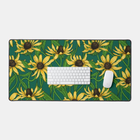 Gelbe Rudbekie auf dunkelgrün Schreibtischunterlage (Tastatur & Maus)