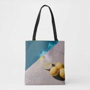 Gelbe runde Früchte auf grauem Tisch Tasche