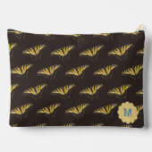 Gelbe Schmetterling und Initial auf Zubehörtasche (Rückseite)