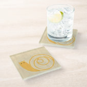 Gelbe Schnecke auf Creme Background Glasuntersetzer (Schrägansicht)