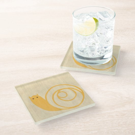 Gelbe Schnecke auf Creme Background Glasuntersetzer (Schrägansicht)