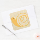 Gelbe Schnecke auf Creme Background Quadratischer Aufkleber (Umschlag)