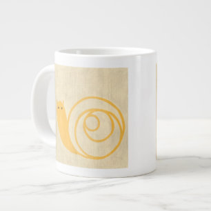 Gelbe Schnecke auf Creme Jumbo-Tasse