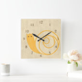 Gelbe Schnecke auf Sahnehintergrund Quadratische Wanduhr (Zuhause)