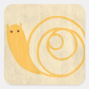 Gelbe Schnecke auf Sahnehintergrund Quadratischer Aufkleber