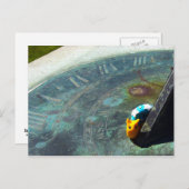 Gelbe Schnecke bei einem Sonnenuhr Postkarte (Vorne/Hinten)