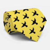Gelbe schwarze Flying Encks Krawatte (Gerollt)