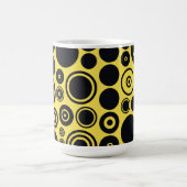 Gelbe, schwarze Retro-Kreise Tasse (Mittel)