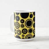 Gelbe, schwarze Retro-Kreise Tasse (Vorderseite Links)