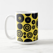 Gelbe, schwarze Retro-Kreise Tasse (Links)