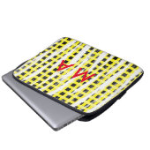 Gelbe schwarze Schachbrettmuster tragen den Namen Laptopschutzhülle (Vorne Knopf)