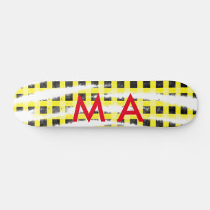 Gelbe schwarze Schachbrettmuster tragen den Namen Skateboard