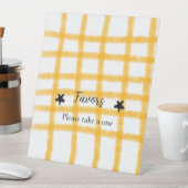 Gelbe schwarze Schachtel mit Geburtsdatum Sockelschild (In Situ)