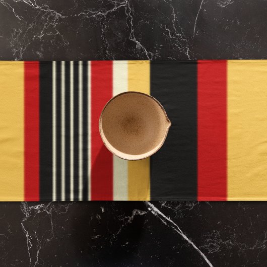 Gelbe, schwarze und rote Streifen Großer Tischläufer