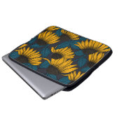 Gelbe Sitzbänke in dunkelblau Laptopschutzhülle (Vorne Knopf)