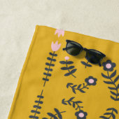 Gelbe skandinavische Folklore-Blume Personalisiert Strandtuch (Beispiel)