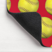 Gelbe Softballs in Rot Mousepad (Ecke)