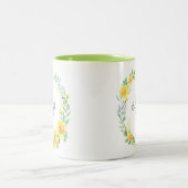 Gelbe Sommermonate Blume Wreath Monogramm Zweifarbige Tasse (Mittel)