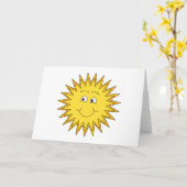 Gelbe Sommersonne mit einem glücklichen Gesicht. Karte (Gelbe Blume)