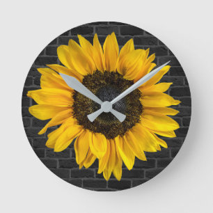 gelbe Sonnenblume an Backsteinwand Runde Wanduhr