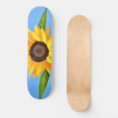 Gelbe Sonnenblume auf blauem Himmel - Sommer Skateboard (Vorderseite)