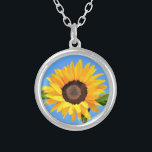 Gelbe Sonnenblume auf blauem Himmel - Sommer Versilberte Kette<br><div class="desc">Gelbe Sonnenblume gegen Sonne auf blauem Himmel - Sommertag - Foto Blume Natur - Sie können auch personalisieren - Wählen / Fügen Sie Ihr einzigartiges Foto - Bild / Text - Name / Farbe / Schriftart / Größe / mehr - Machen Sie Ihr besonderes Geschenk - Umgrösse und verschieben oder...</div>