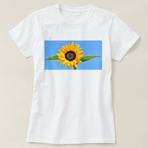 Gelbe Sonnenblume auf blauem Himmel T - Shirt