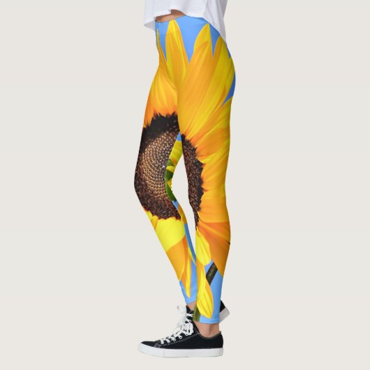 Gelbe Sonnenblume auf blauen Leggings (Links)