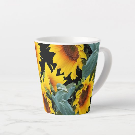 Gelbe Sonnenblume auf der schwarzen Latte-Tasse Milchtasse (Rechte Ecke)