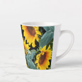 Gelbe Sonnenblume auf der schwarzen Latte-Tasse Milchtasse (Rechts)