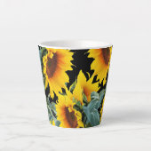 Gelbe Sonnenblume auf der schwarzen Latte-Tasse Milchtasse (Vorderseite)