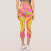Gelbe Sonnenblume auf einem psychedelischen Swirl Capri Leggings (Rückseite)
