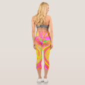 Gelbe Sonnenblume auf einem psychedelischen Swirl Capri Leggings (Rückseite)